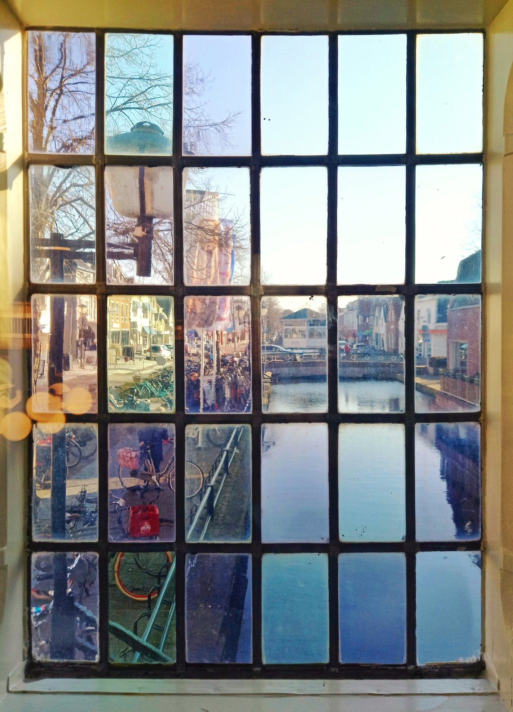Een foto gemaakt vanuit het raam van het oude gemeentehuis in Oud Beijerland. Gemaakt door Greet Beenhakker.