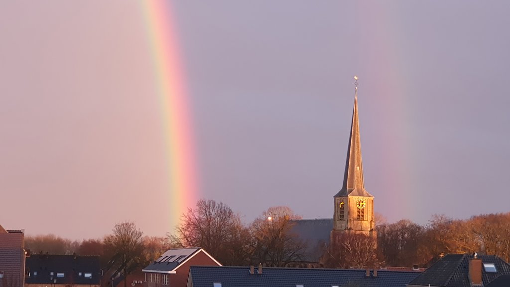 "Mooie regenboog naast de kerk van Mijnsheerenland," zegt Marian Tuinman.