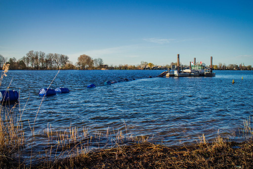Jaco de Vroet maakte een foto van hydraulisch baggeren in de Binnenbedijkte Maas bij WSV Binnenmaas in Mijnsheerenland.