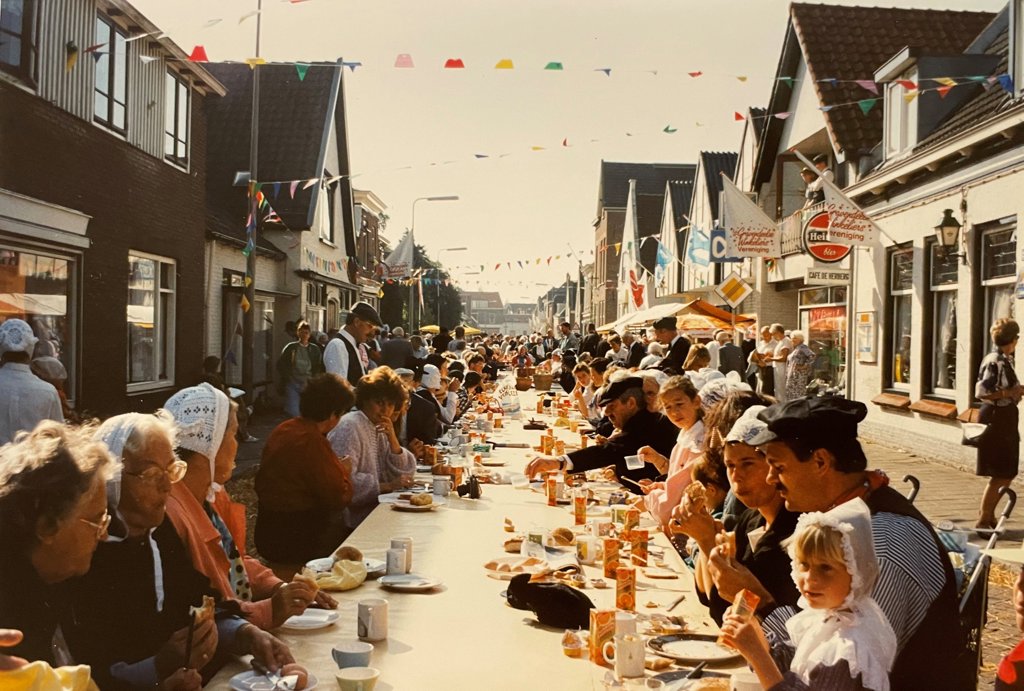 Maaltijd in de Langestraat vanwege 400-jarig bestaan 's-Gravendeel in 1993. (archieffoto Hist. Ver. 's-Gravendeel) 