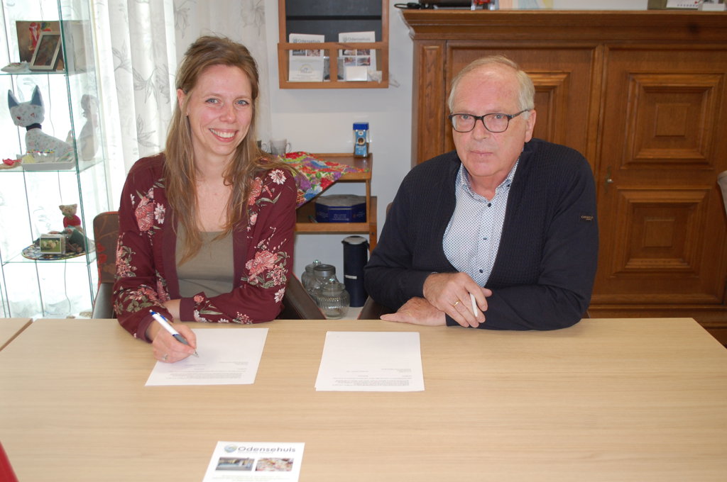 Suzanne van Atten ondertekende het arbeidscontract, samen met voorzitter Henk van Etten. (foto: pr Odensehuis HW) 