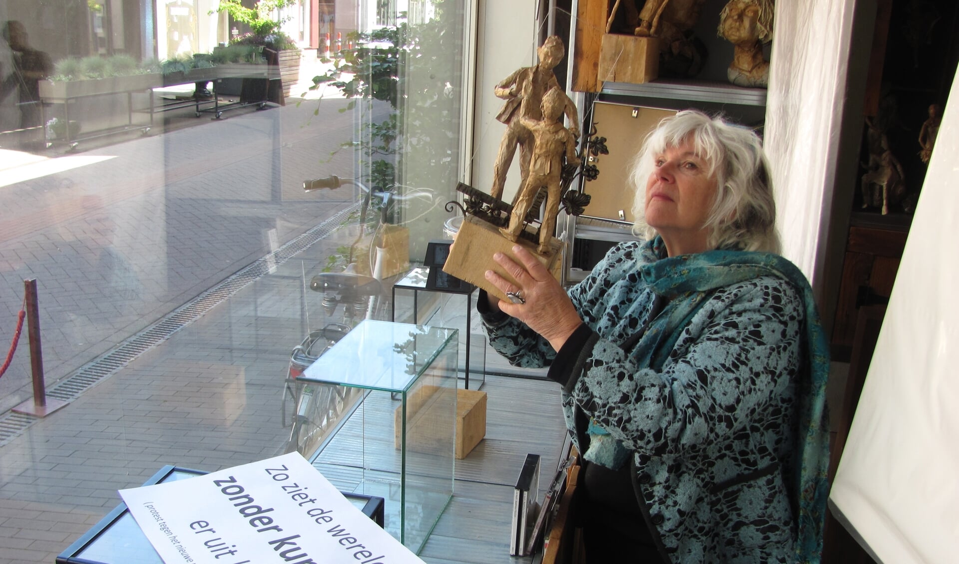 Beeldend kunstenaar Mieke Zundert haalt uit protest de etalage van haar winkelatelier leeg.