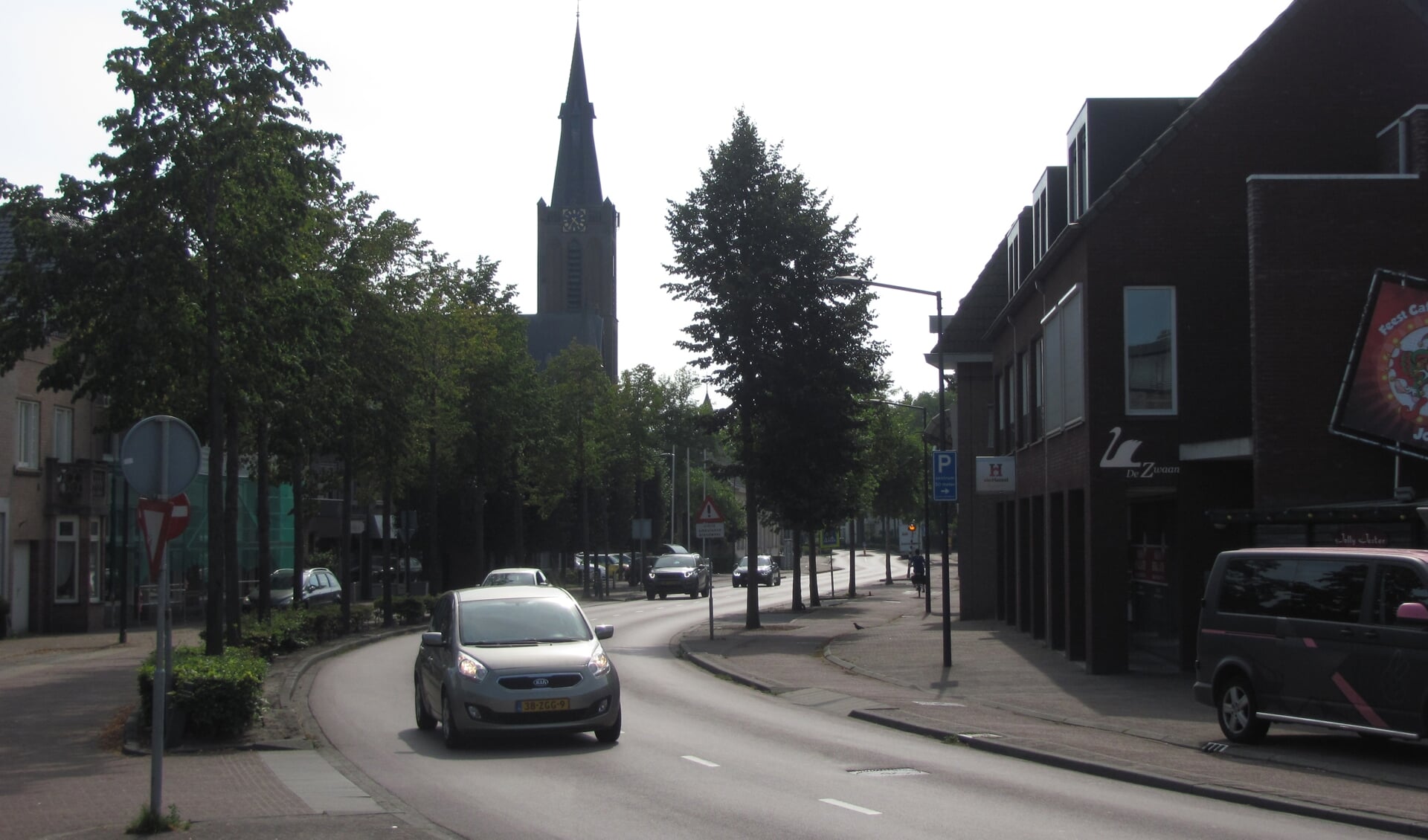 Dé verkeersader door Rijsbergen wordt gevormd door de Sint Bavostraat in de dorpskern. FOTO ADDO SPRANGERS
