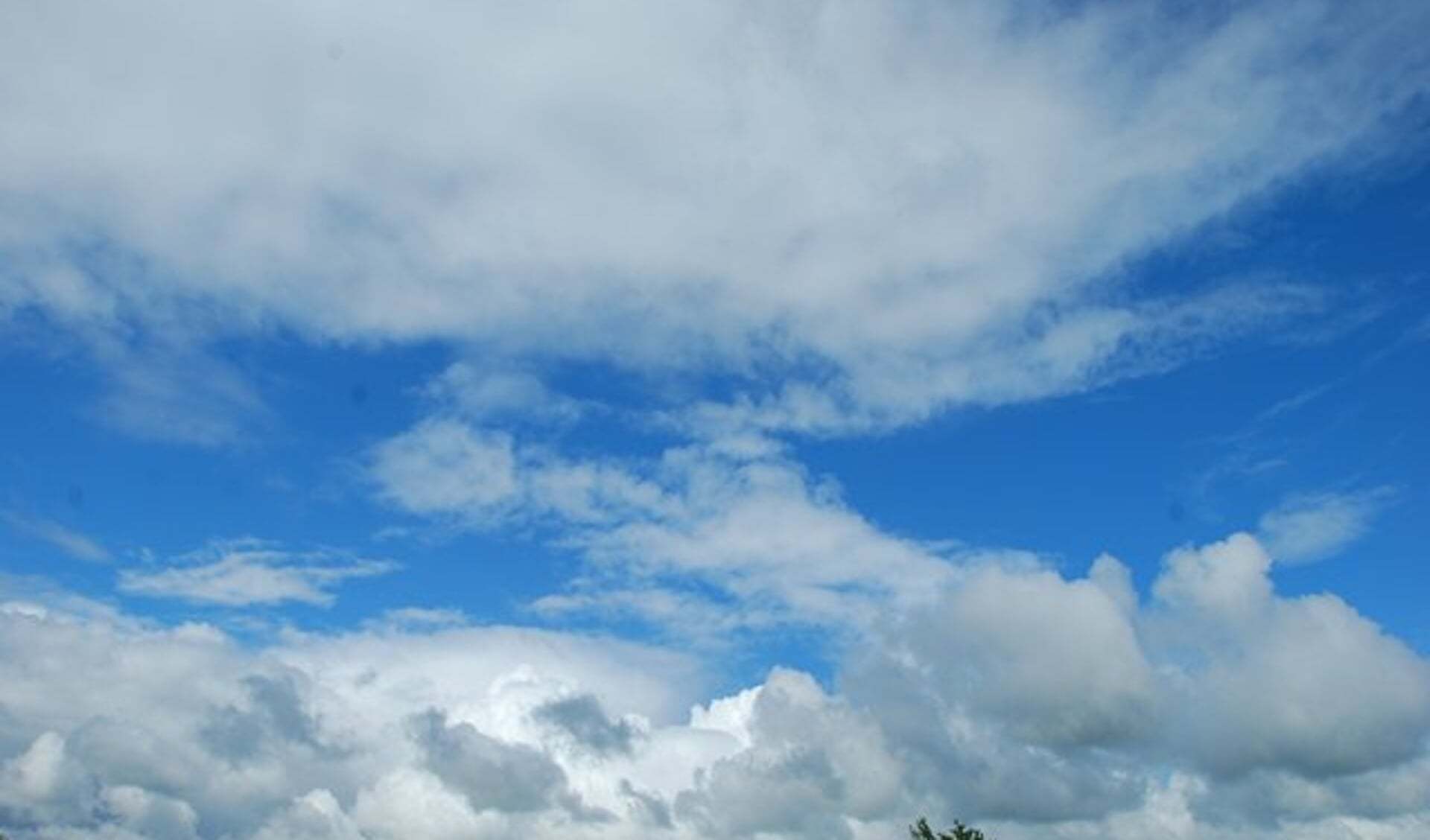 Vandaag afwisselend wolken en zonnige momenten. Lokaal een buitje,