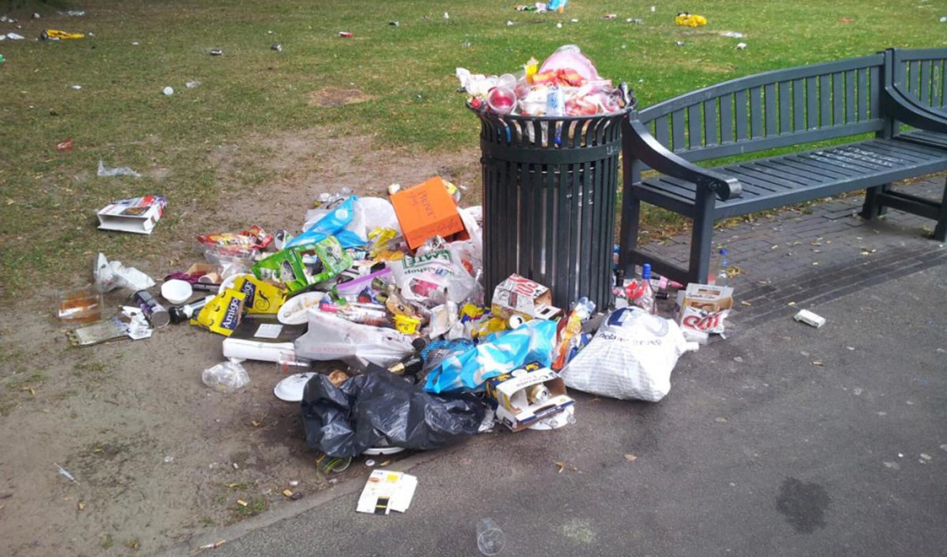 Een overvolle afvalbak in het park, foto ter illustratie
