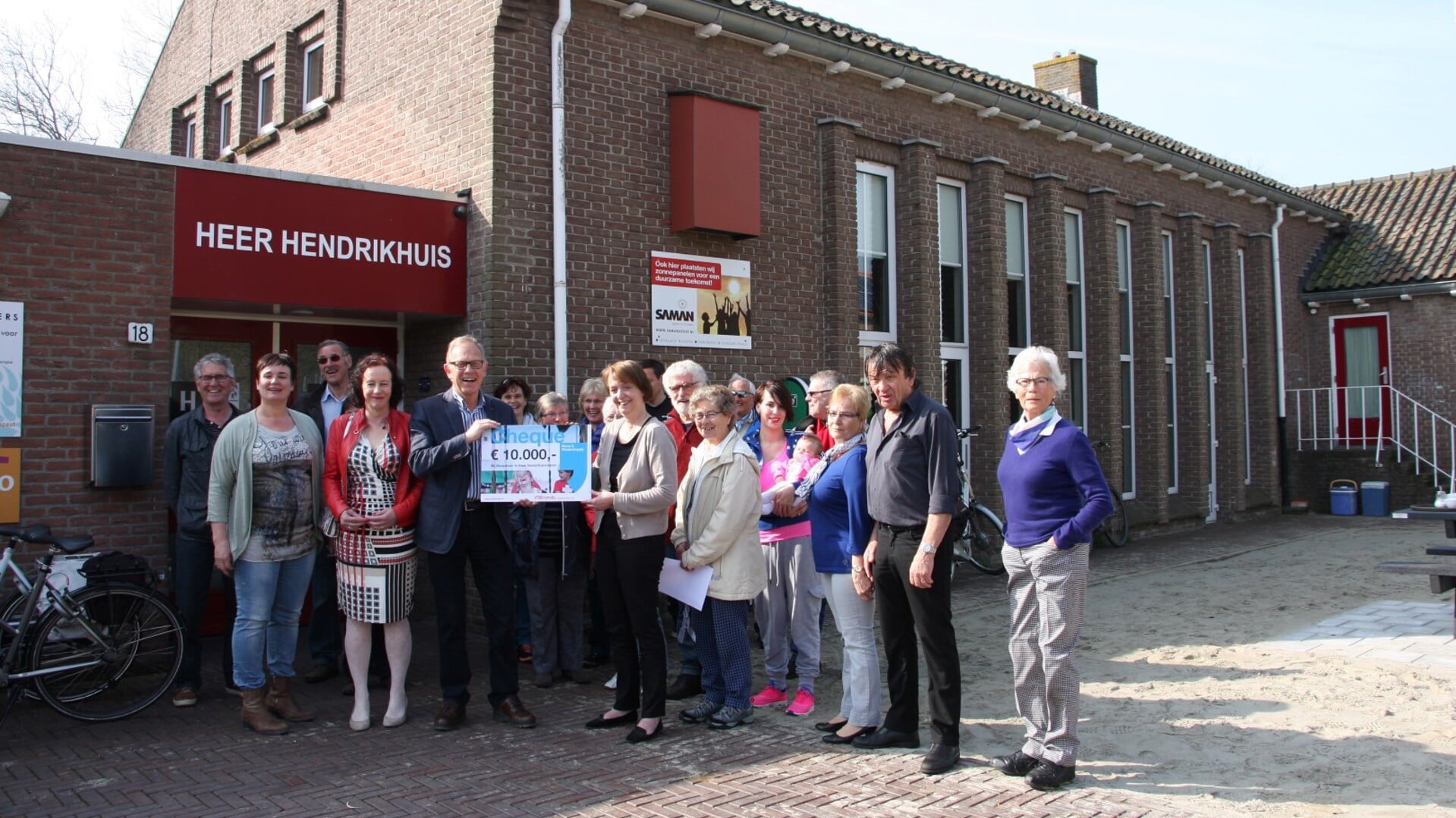 Stichting Dorpshuis 's-Heer Hendrikskinderen kreeg hier een cheque van 10.000 euro uitgereikt.