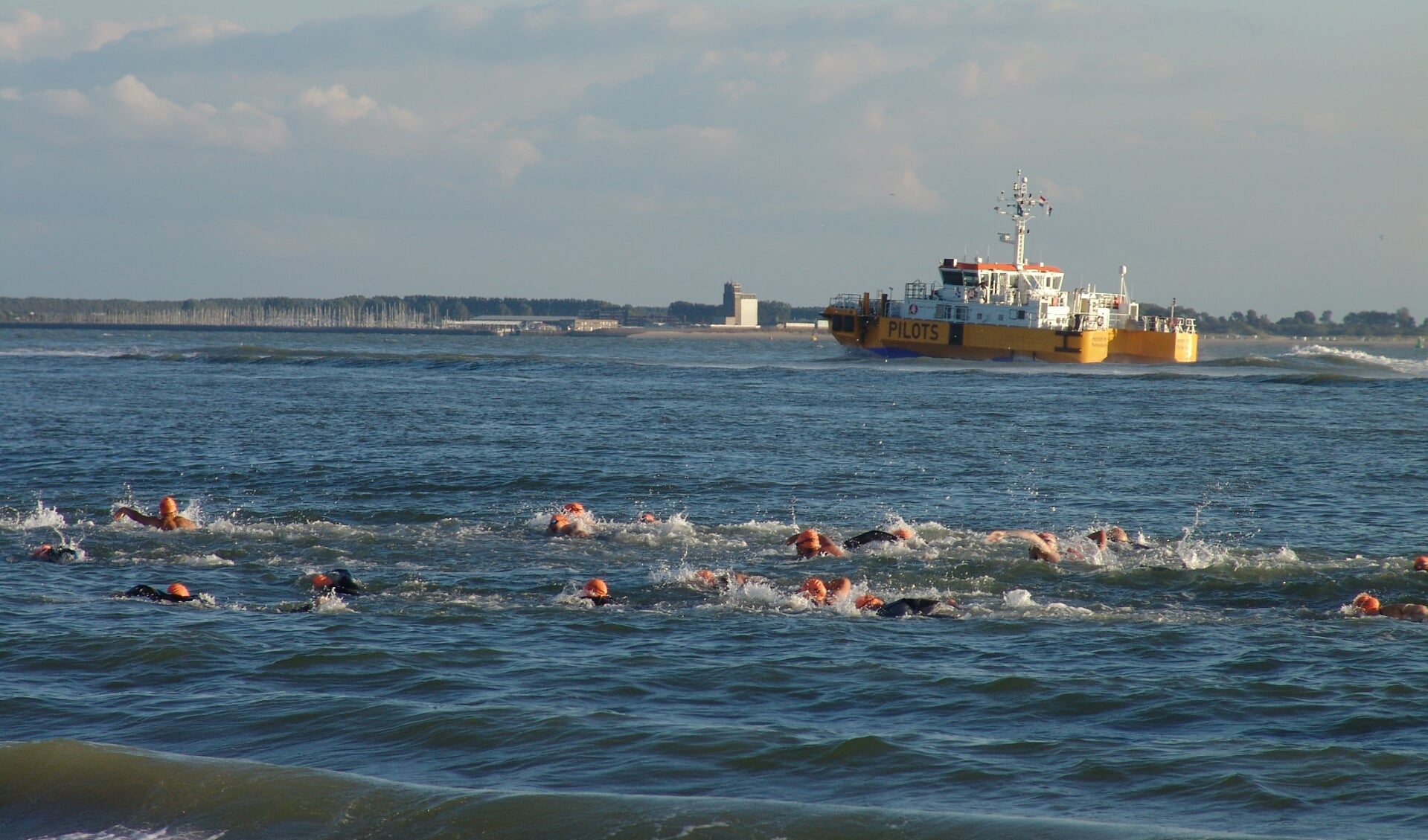 De zwemtocht voert langs de kust van Walcheren.