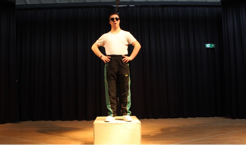 Agent Flink gespeeld door Werner Kamp van Theaterwerkplaats Tiuri.