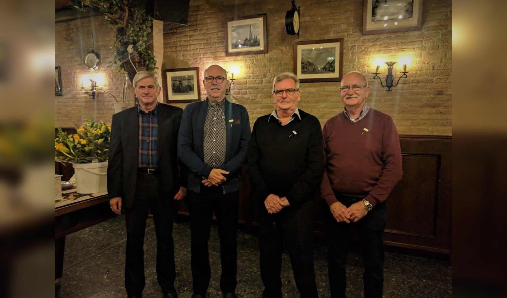 v.l.n.r. J. Burm(district), A. Clarijs (40 jr), A. Heijmans en A. van den Bergh (beiden 50 jr lid)
