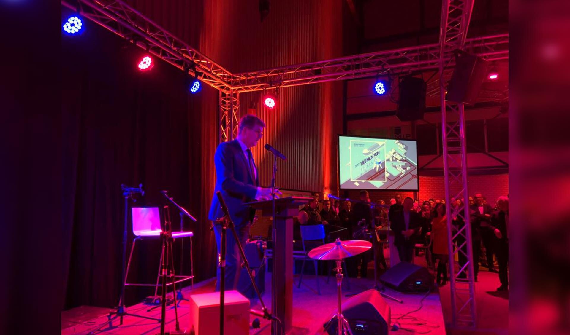 Ferdinand van den Oever tijdens zijn nieuwjaarstoespraak in de feestelijk verlichte bedrijfshal van Drecht Coating Service. FOTO HAVENBEDRIJF MOERDIJK