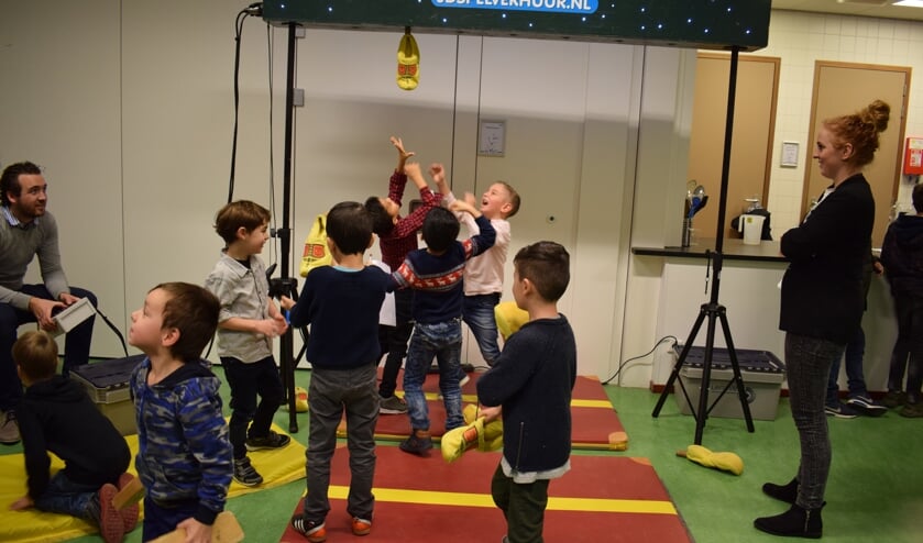 Grijp die vallende stokken of klompen! FOTO STELLA MARIJNISSEN