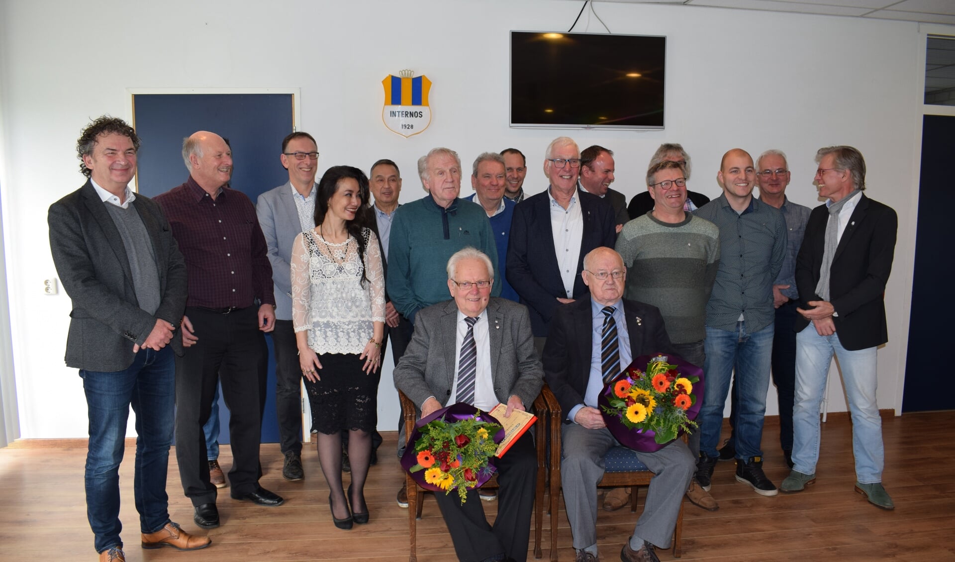 De aanwezige jubilarissen met het nieuwe bestuur van vv Internos. In het midden gezeten Jan Meesters (links) en Jos Martens. FOTO STELLA MARIJNISSEN