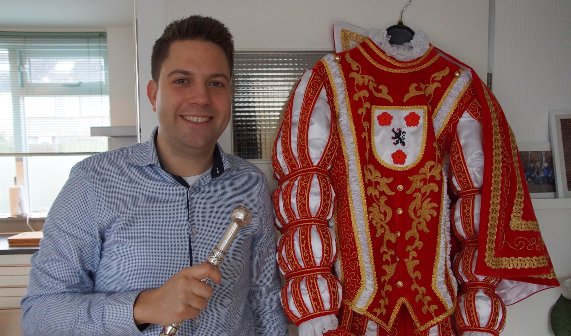 De nieuwe Oogeid van Tullepetaonestad, Prins Markus I, met het pak dat hij tijdens de Priense Swaree voor het eerst zal dragen.
