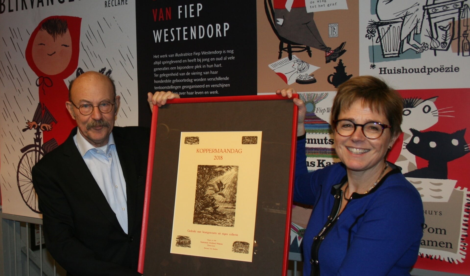 Museumvoorzitter Rien van Heck en de burgemeester met de Koppermaandagprent 2018. FOTO PETER HOUTEPEN