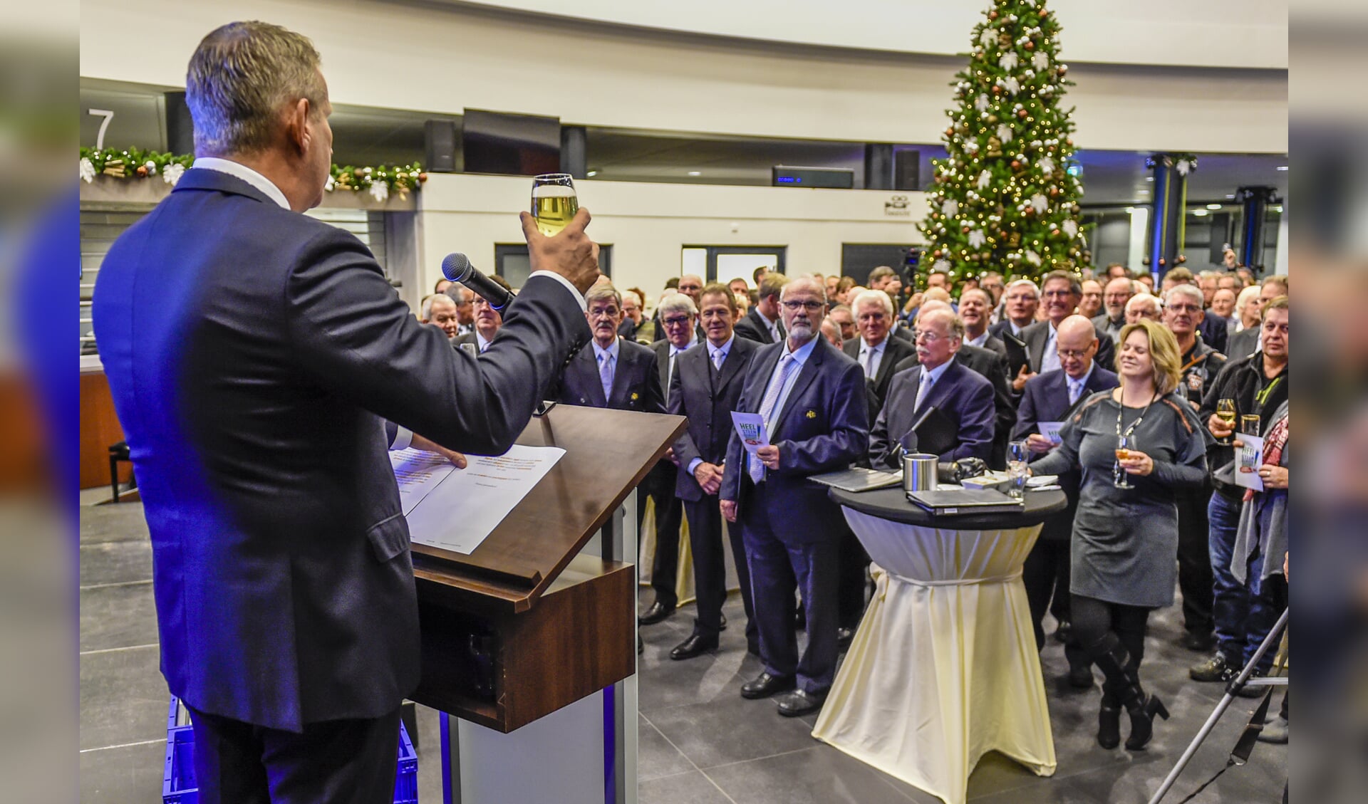 Burgemeester Ruud van den Belt proost op het nieuwe jaar