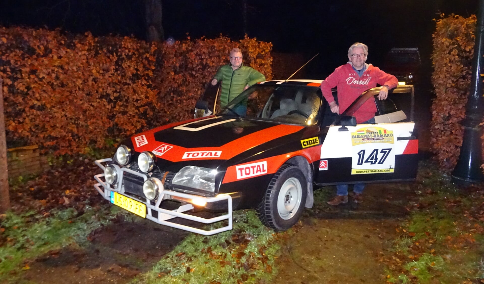 Kees Kamp (rechts) en Ed Slobbe bij de rallywaardige CX. FOTO MIRYAM VAN DER STEE