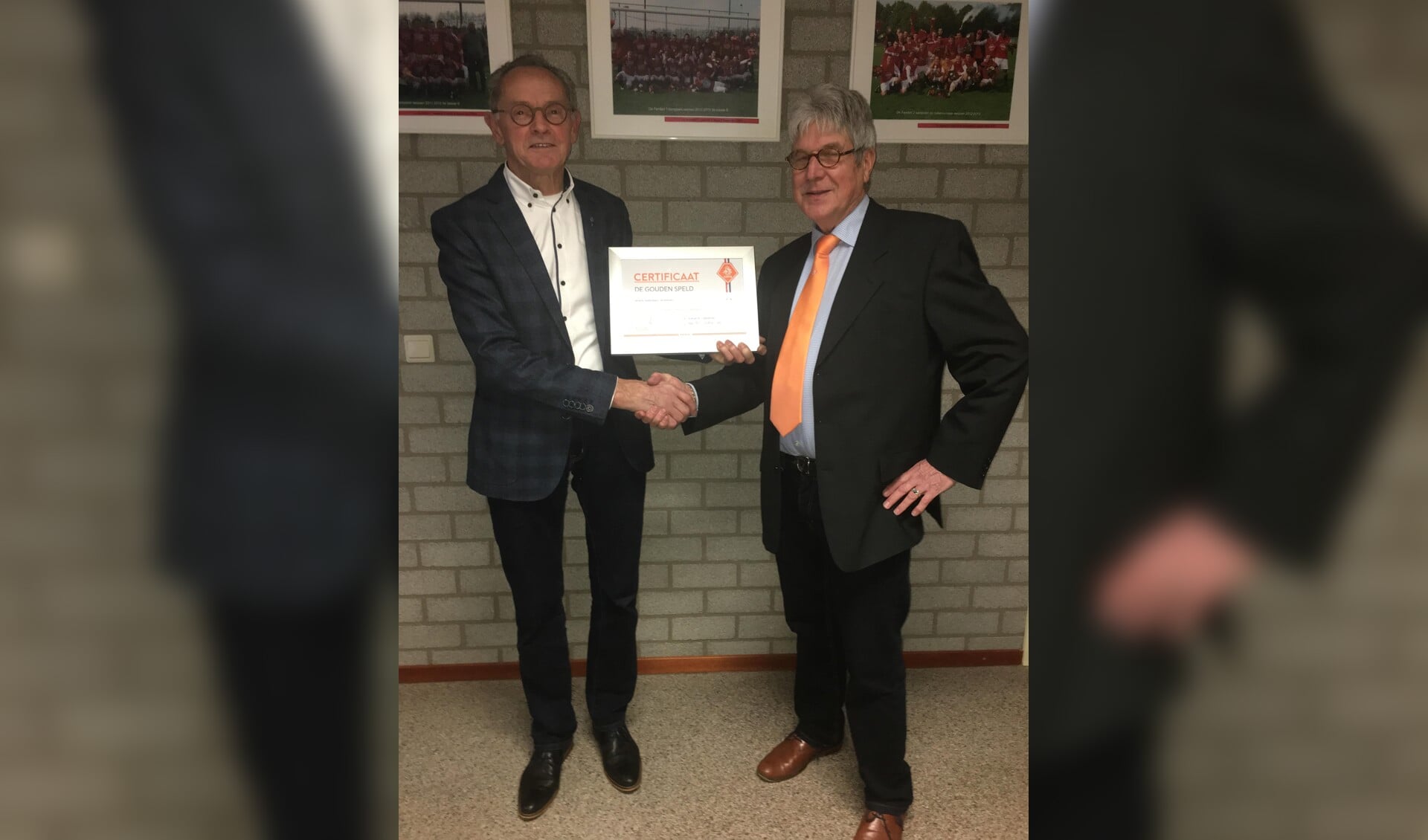 Wim Schrauwen met KNVB afgevaardigde Ben Kannekens. FOTO V.V. DE FENDERT