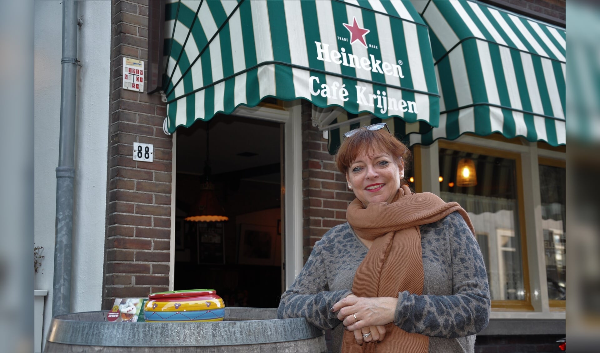 Marloes voor de deur van het zeer bekende café op de hoek van het Klein Weike en de Dubbelstraat.