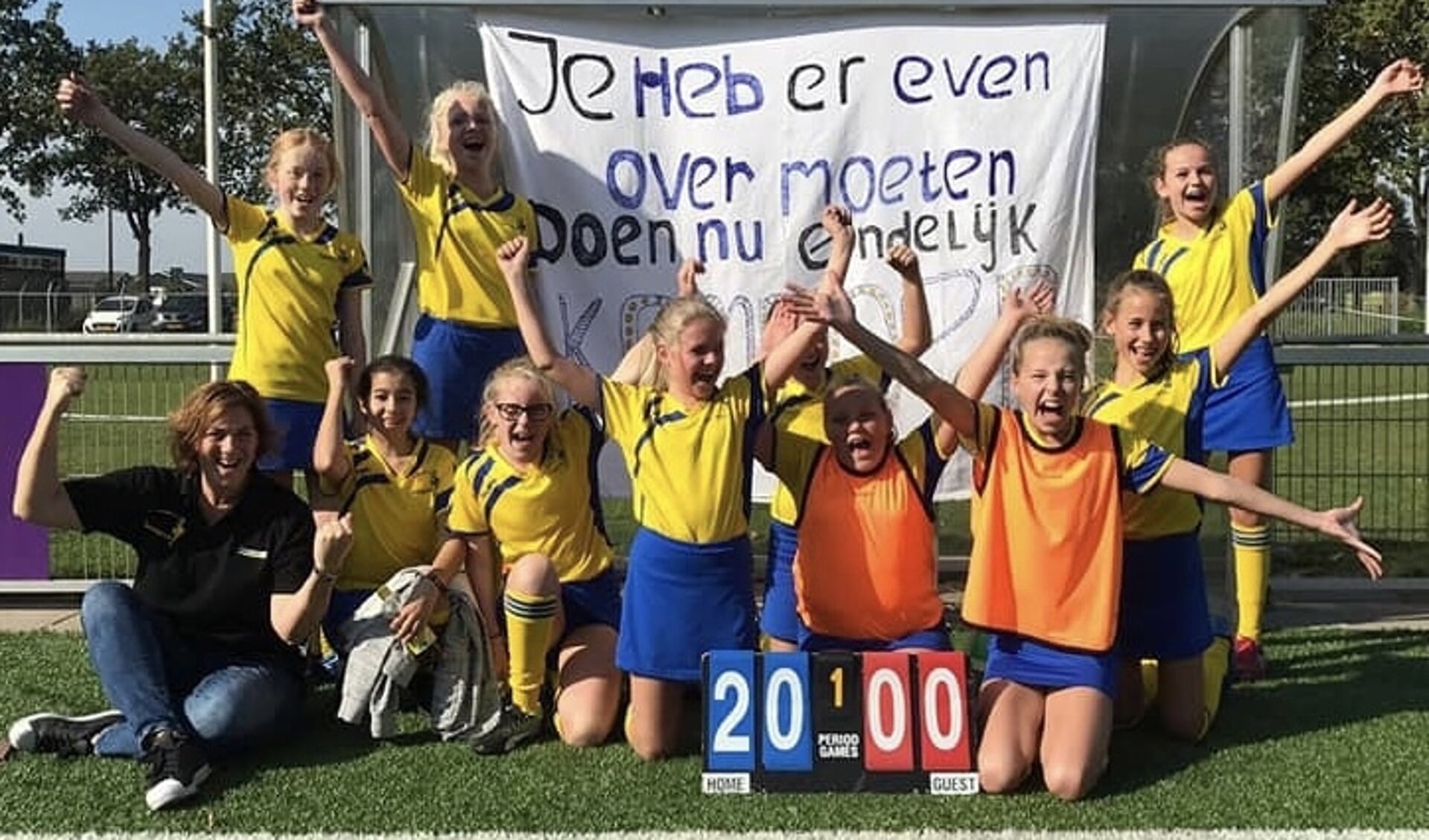 Coach Sigrid Janssen met team D1: Fenne van Loon, Fleur Broeren, Shanice Nejal, Anna Lips, Fleur van den Broek, Maddy, van der Wegen, Veronique Braspenning, Joanie van den Berg, Britt Embregts en Mila Brandsen