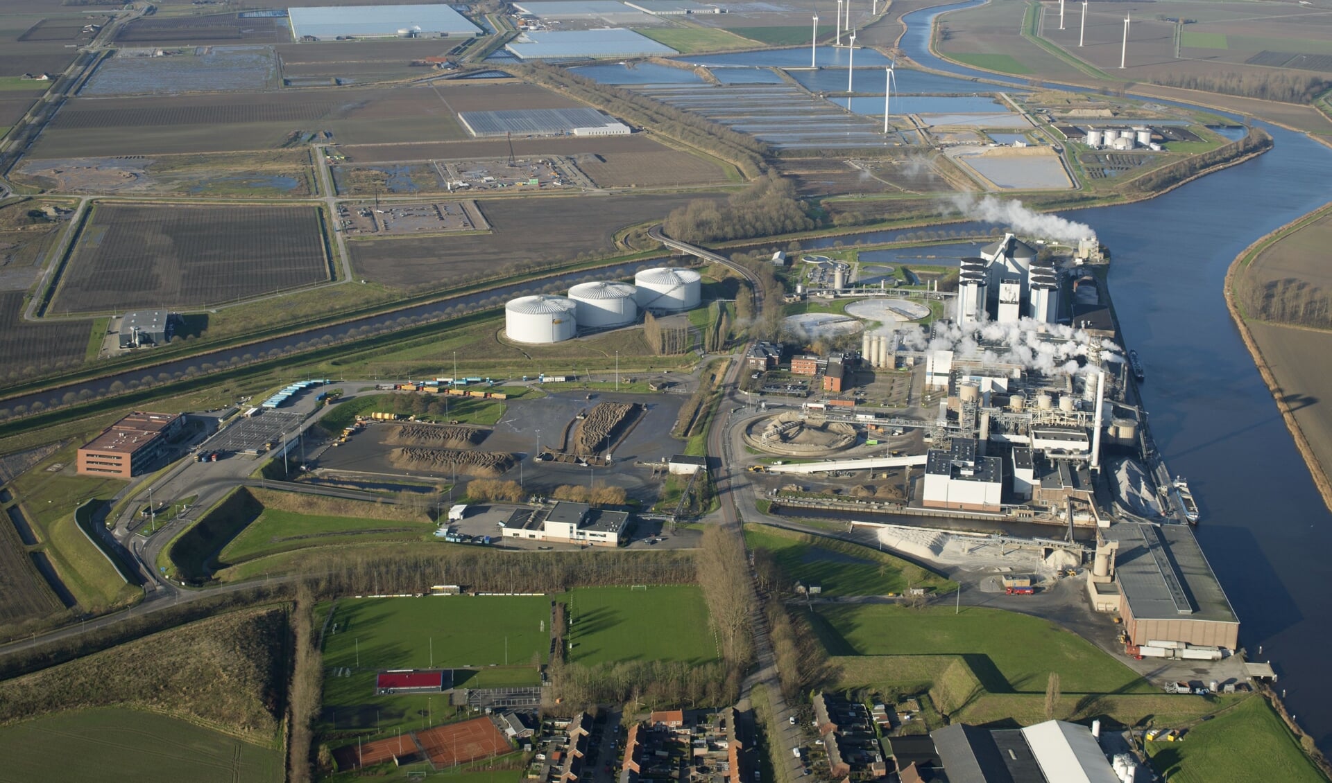 Luchtfoto van de suikerfabriek.