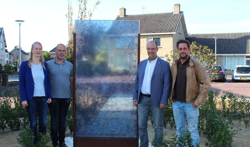 Ontwerpster Sylvia Vergouwen middenin haar ontworpen tuin Het Levenspad van Vincent van Gogh.