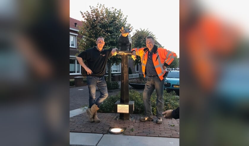 Paul Jaspers (rechts) en mede-initiatiefnemer Frans Hendrickx probeerden de os in het geheim te plaatsen. Dat viel nog niet mee.