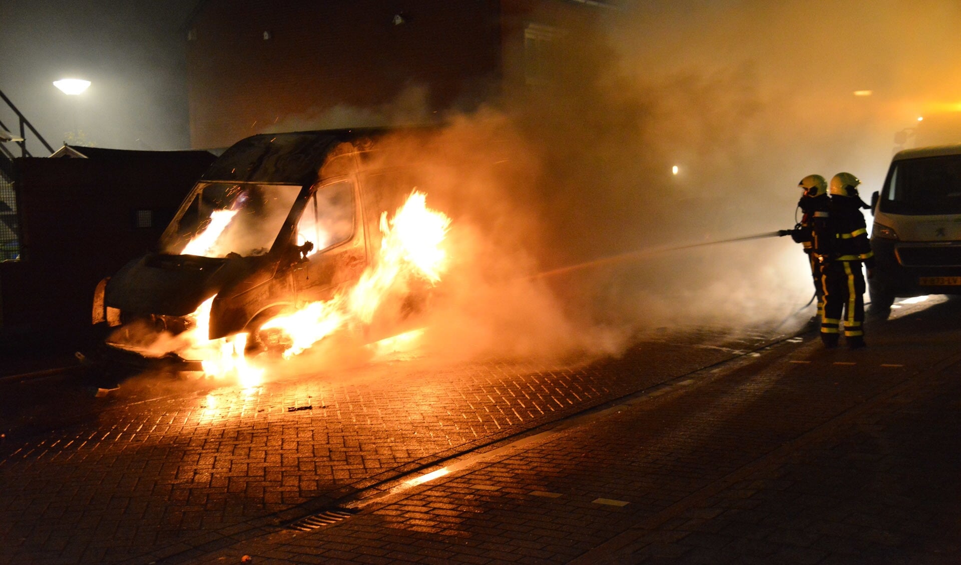 Een bestelbusje brandt uit aan de Merwedestraat.
