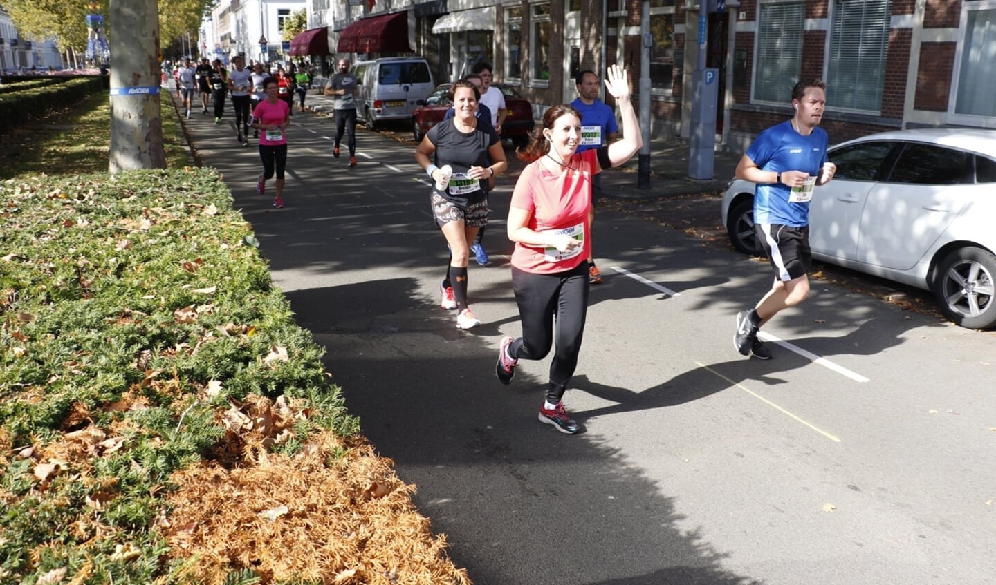 De deelnemers van de tien kilometer lopen door de Boschstraat en Maurtissingel.