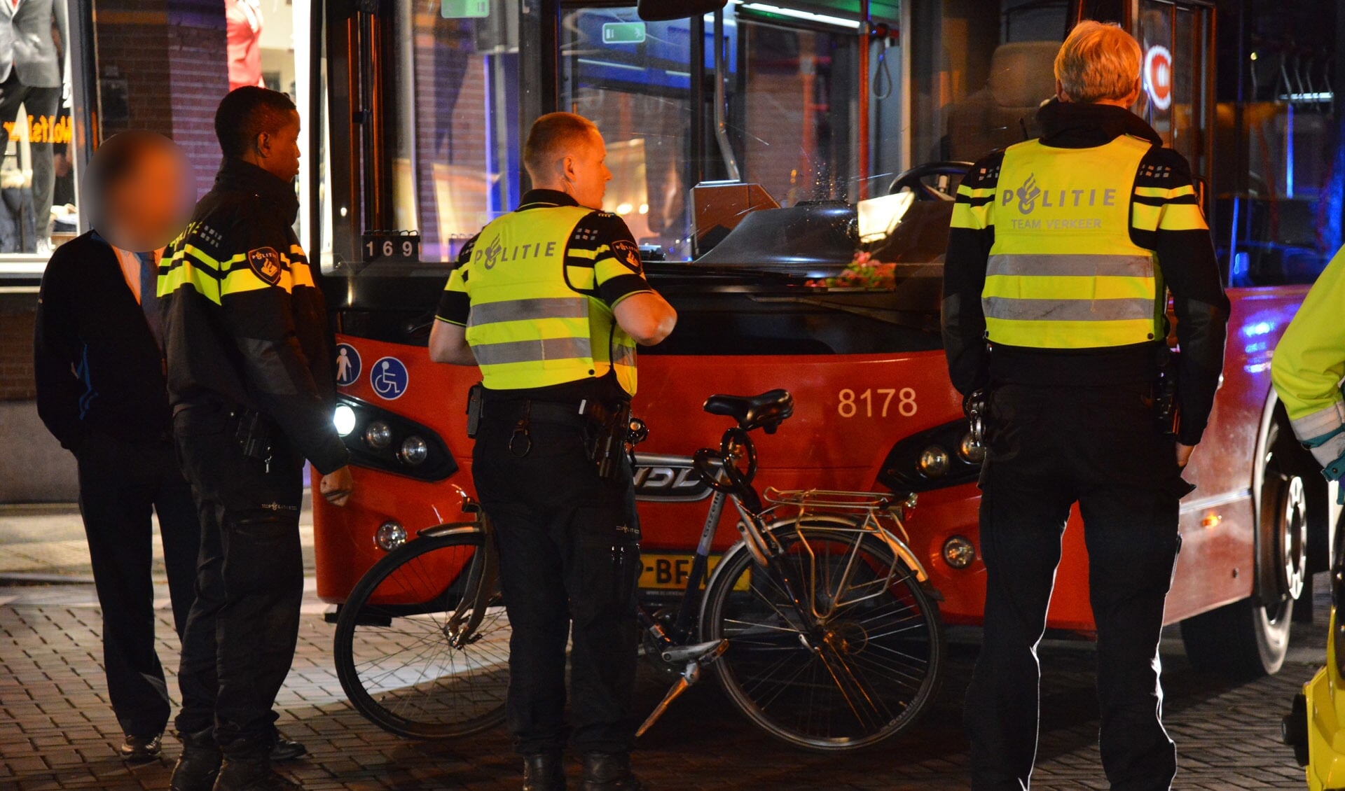 Er zat een barst in de voorruit van de bus.