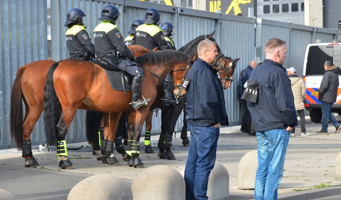 De politie moest hard ingrijpen na afloop van NAC-Willem II.