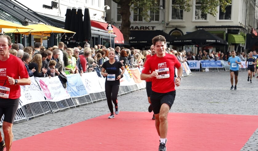 <p>Burgemeester Paul Depla loopt de halve marathon.</p>