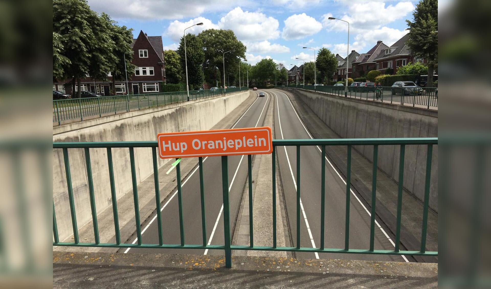 Tijdens het WK Voetbal in 2014 kreeg het Oranjeplein toch even een officieel straatnaambordje 