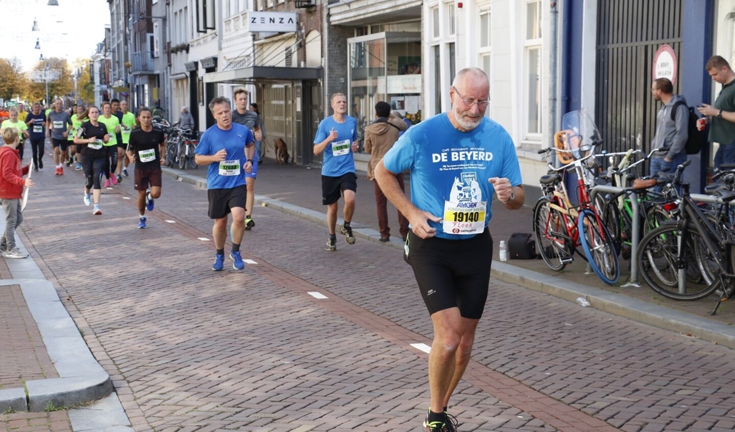 De deelnemers van de tien kilometer lopen door de Boschstraat en Maurtissingel.