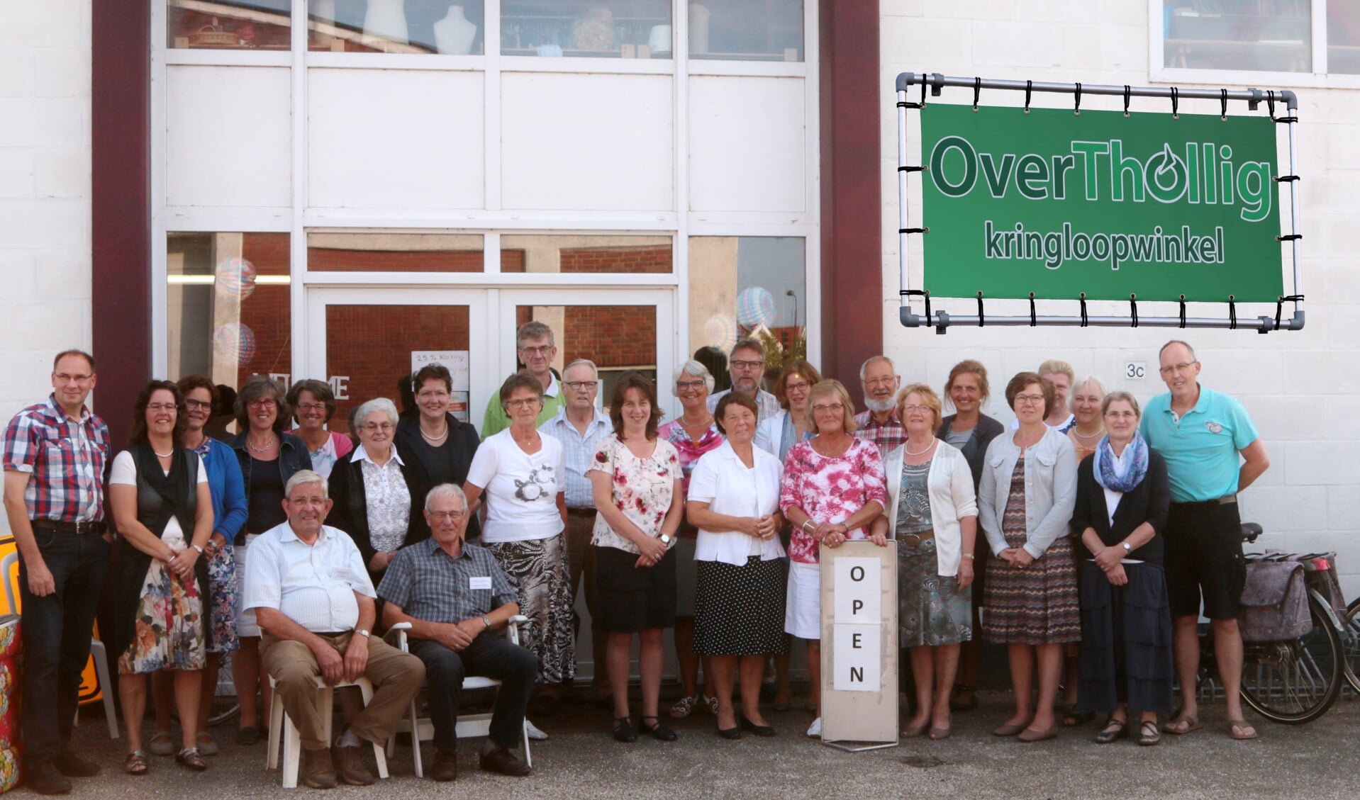 Het team van Kringloopwinkel OverThollig.