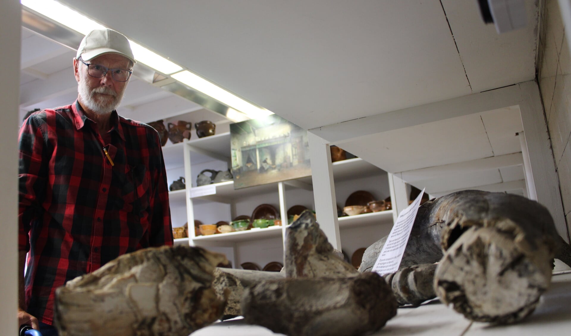 Secretaris/penningmeester Chris Duijvestijn bij de Mammoetbotten die zo'n 11.500 jaar oud zijn