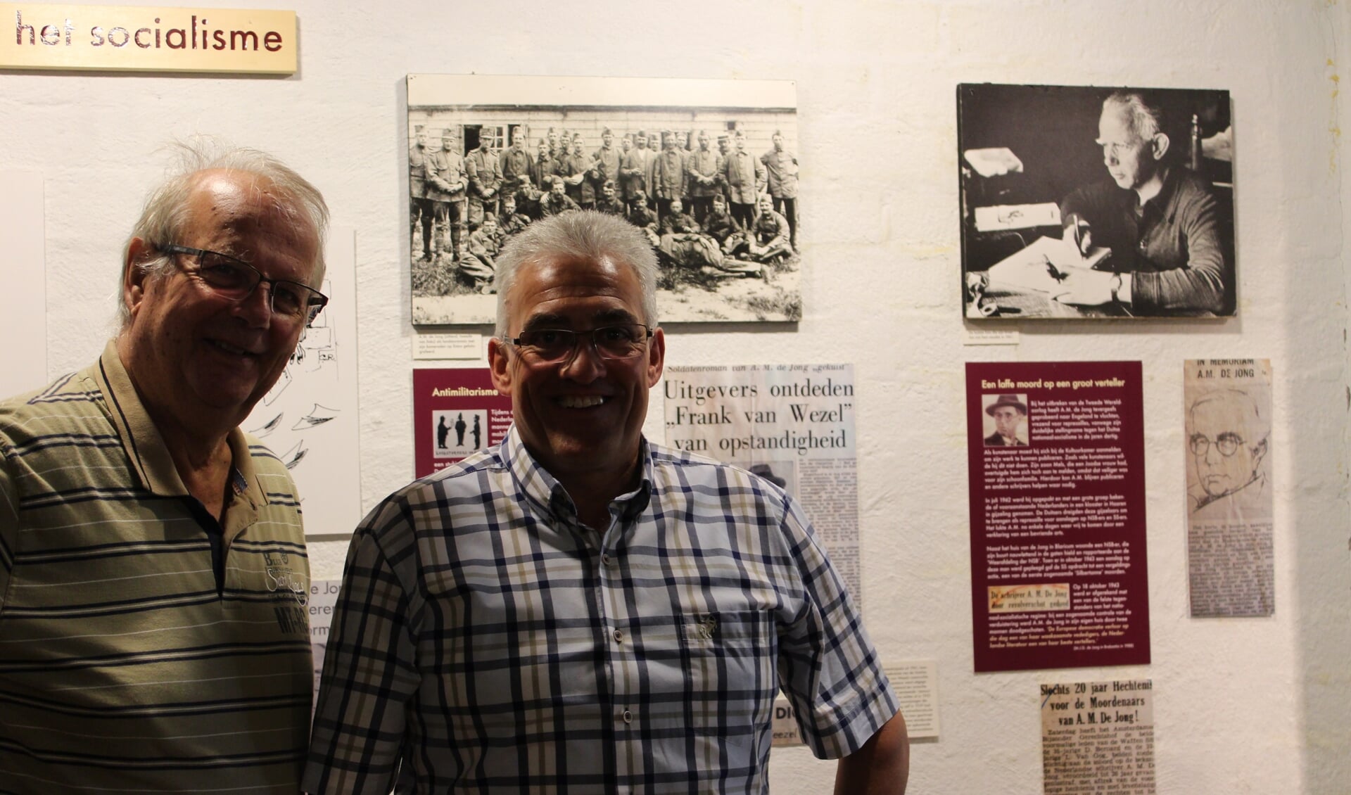 Simon van Nispen en Jan Knuit bij het deel van AM de Jong in het museum waar over de laffe moord op hem wordt verteld