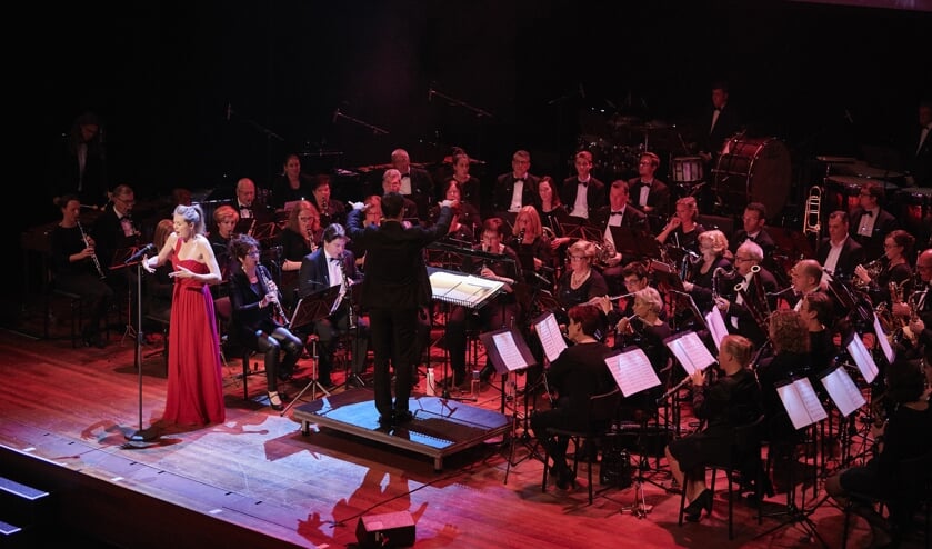 Sopraan Hanne Roos met Harmonieorkest Oranje in het werk Quando m'en vo'. FOTO TIMO REISIGER