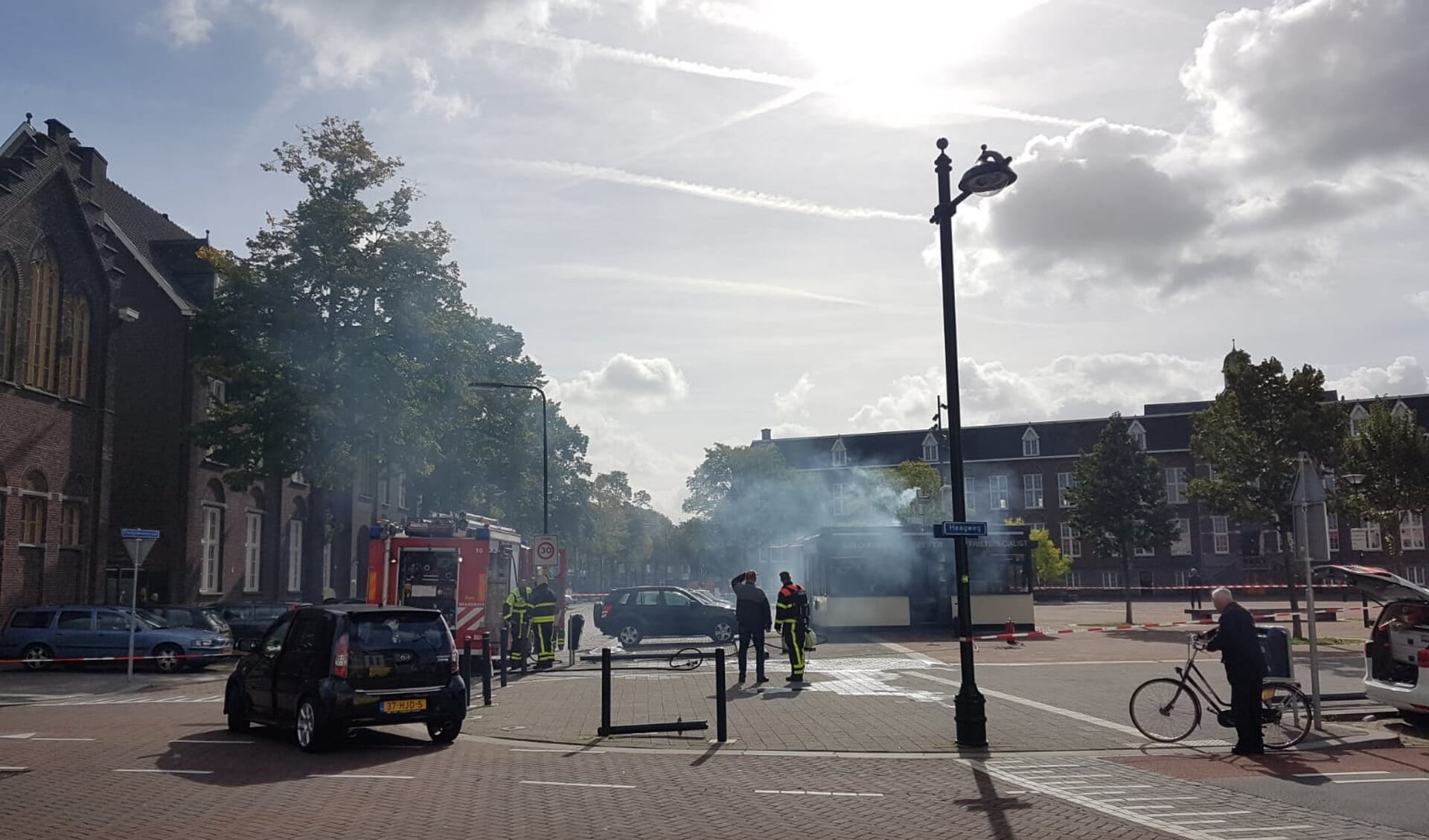 De brand was vrij snel onder controle. De friettent is flink gehavend.