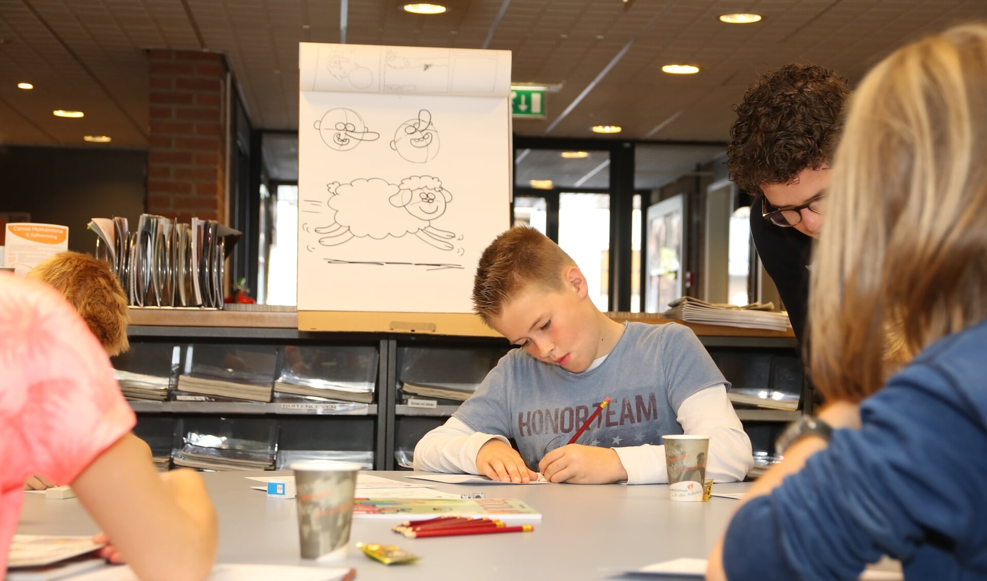 Opperste concentratie bij een van de deelnemers aan de workshop striptekenen.