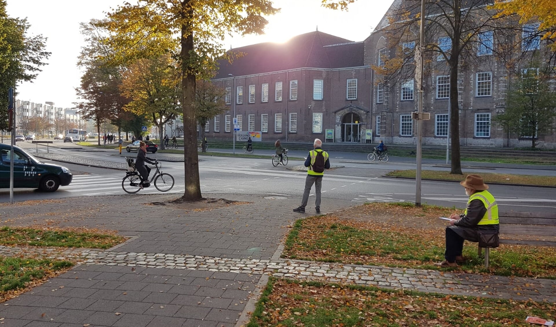 De senioren tellen het aantal voorbijgangers op het kruispunt vlakbij het Chassé Theater