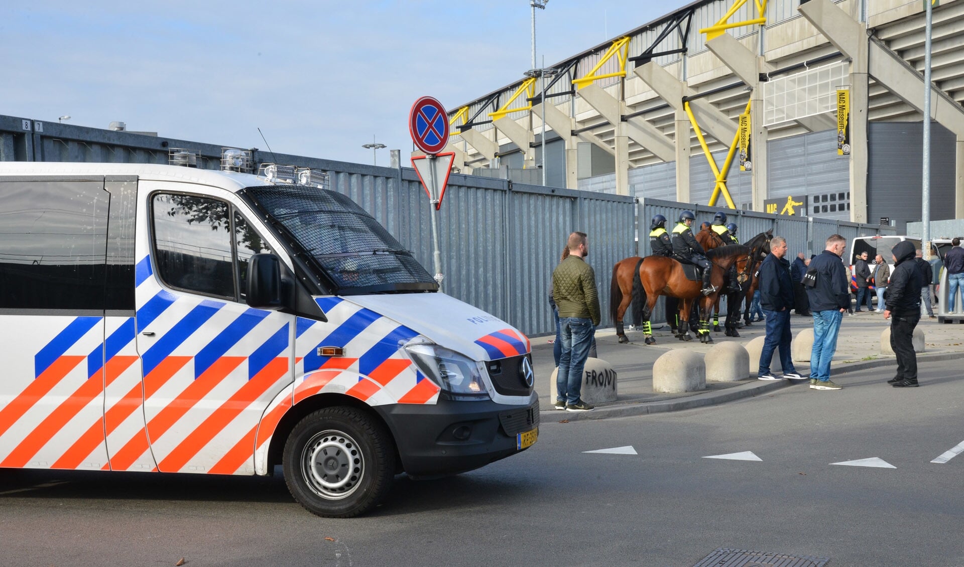 De politie moest hard ingrijpen na afloop van NAC-Willem II.