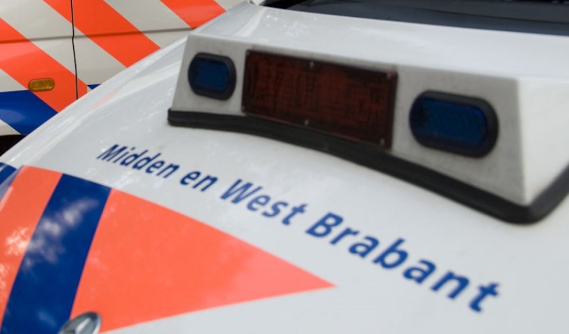 Dienstvoertuig politieteam Bergen op Zoom ernstig beschadigd