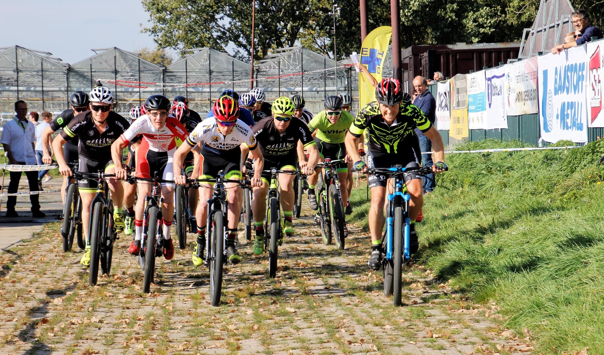 Volop strijd tijdens de cyclowedstrijd in Fijnaart.