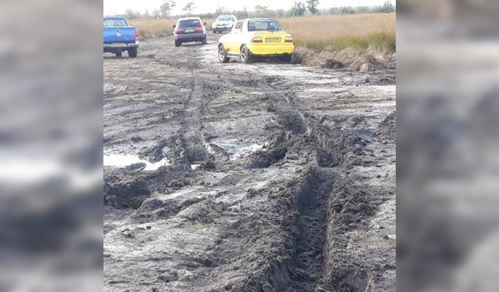 De drie draaien bovendien op voor de diepe sporen die de auto's achterliten. 