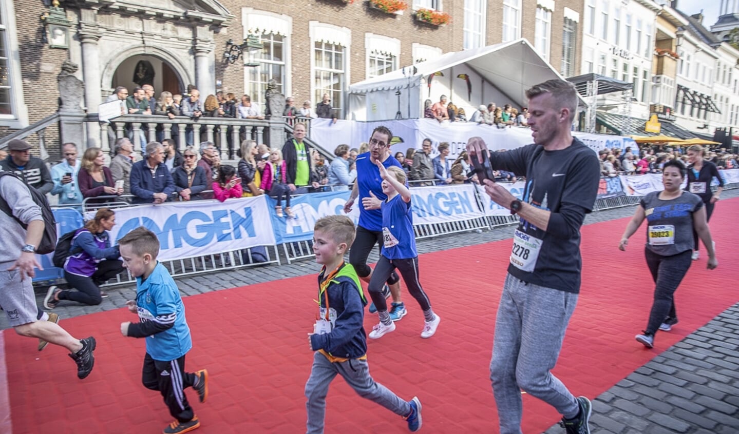 De familieloop tijdens de Singelloop 2018.