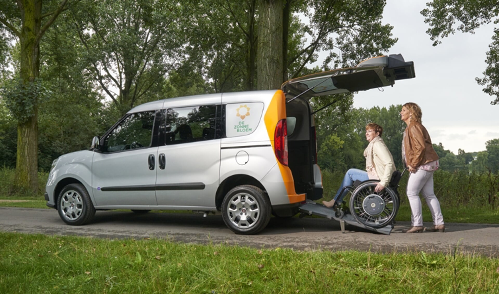 Zonnebloemauto geschikt voor het vervoer van scootmobiel en rolstoel.