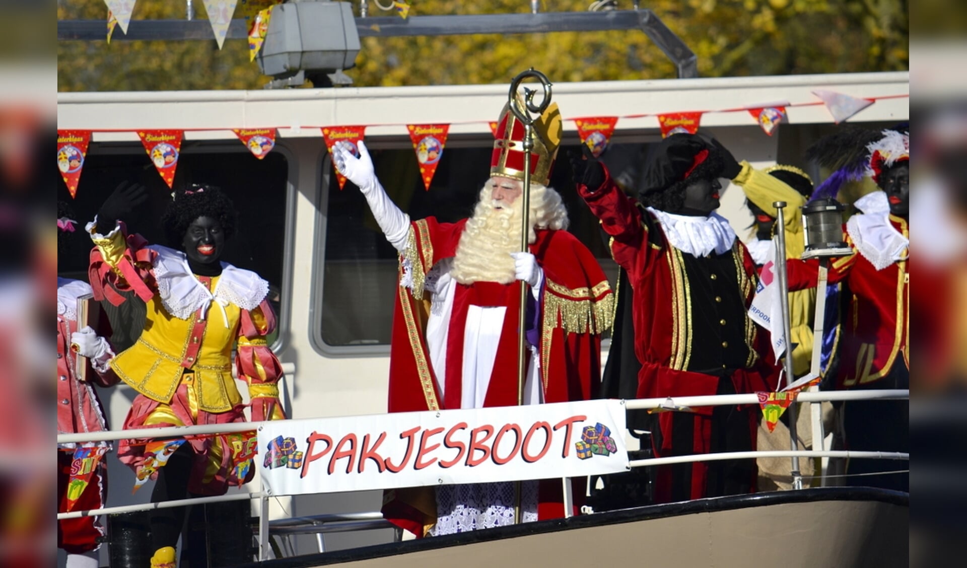 Aankomst Sinterklaas in de haven van Oudenbosch. FOTO KEES SCHOUW