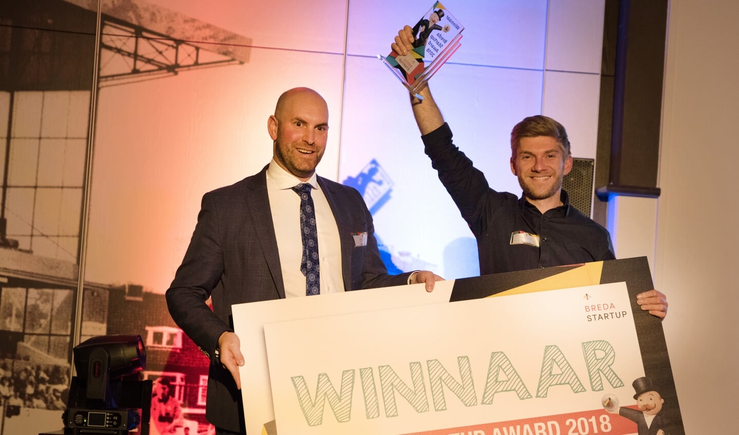 Wethouder Boaz Adank reikt Tymen van Dyl de Breda Startup Award uit.