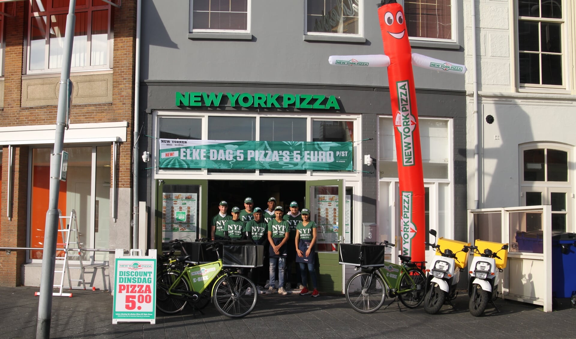 Het enthousiaste team van New York Pizza in Vlissingen.
