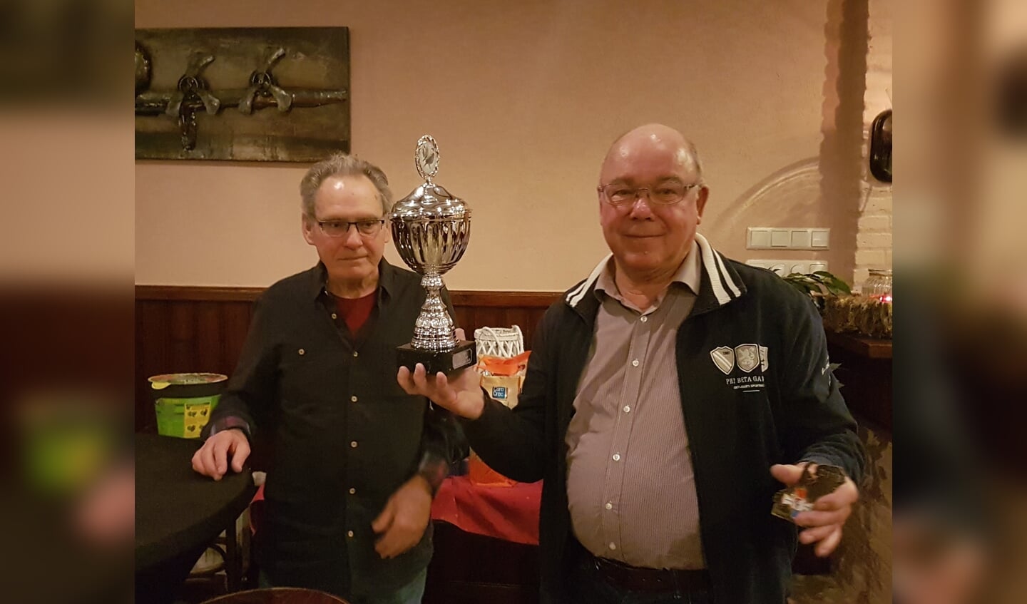 voorzitter G. Verhaegen met winnaar bondskruis C. van der Linden